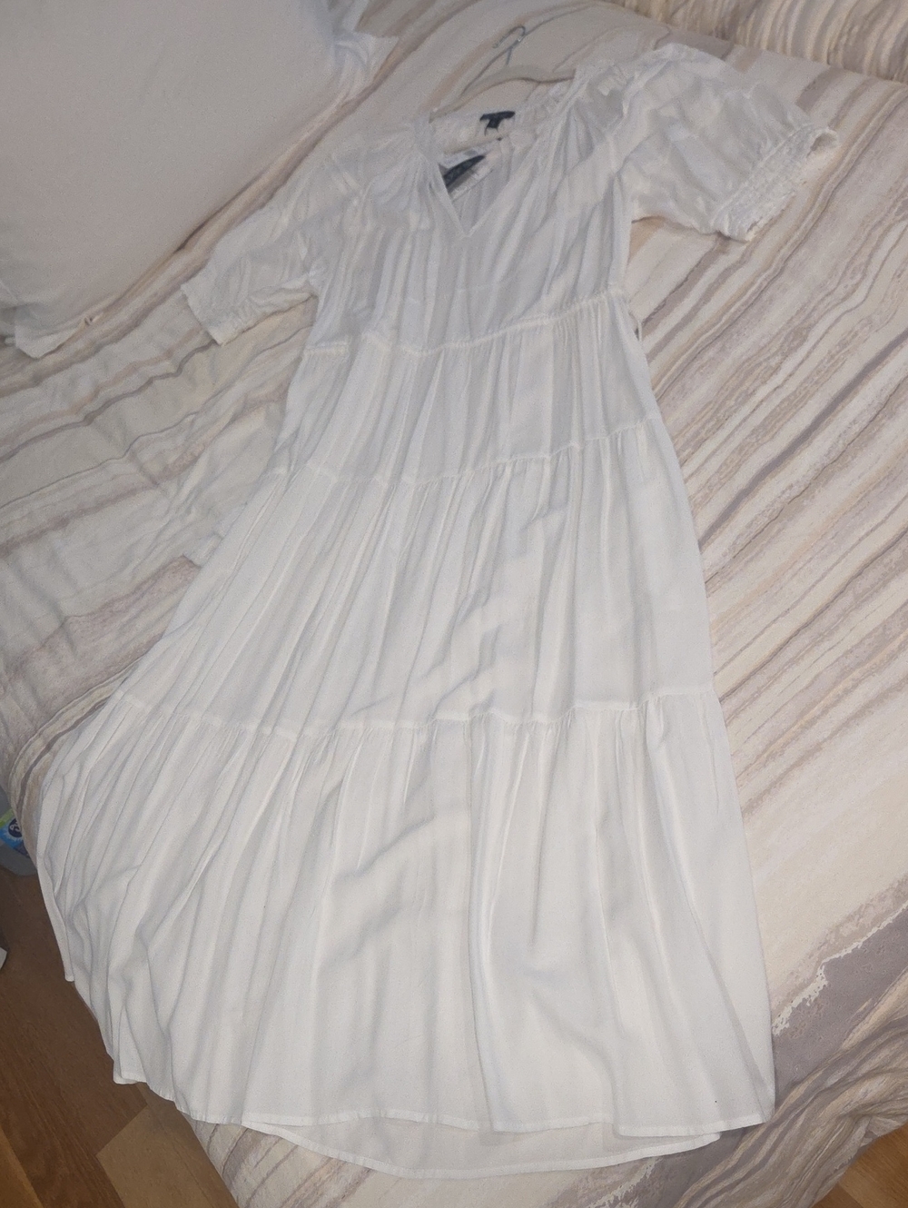 Elegant White Tiered V‑Neck Maxi Dress